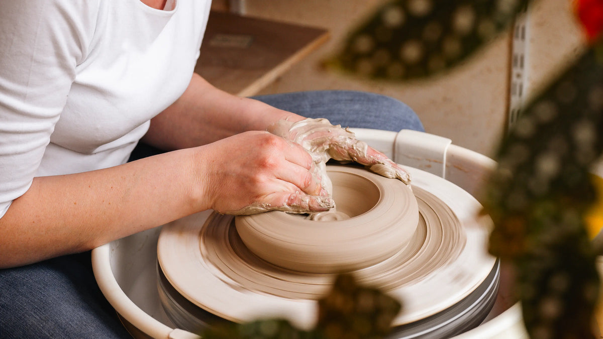 Mains professeur de poterie sur tour de potier Elephantom