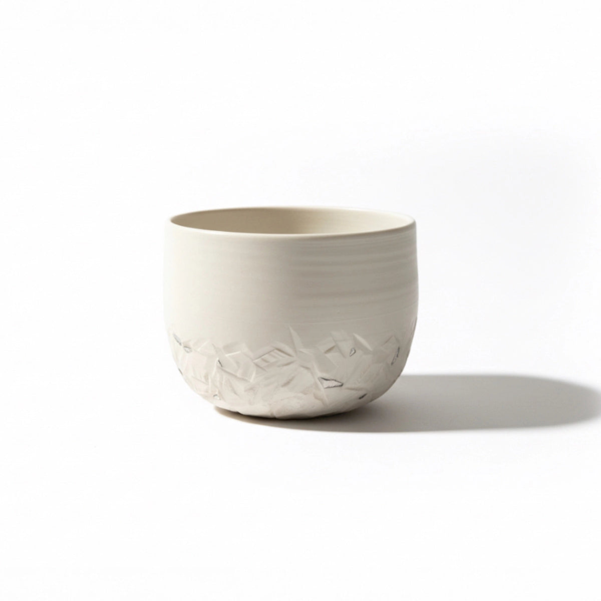 bol blanc en porcelaine texturé à la main et orné d'inclusions de platine