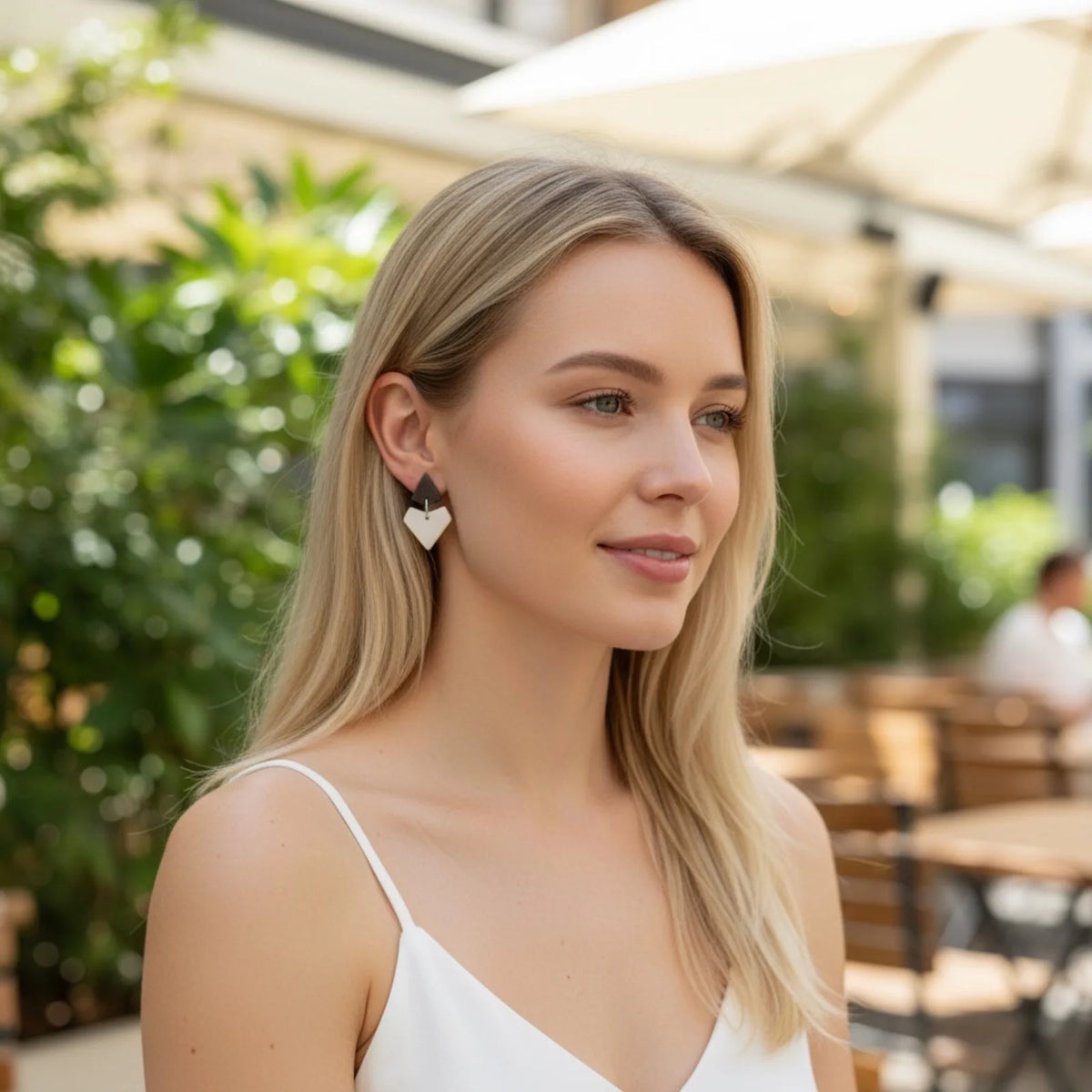 femme potant des boucles d'oreilles au design graphique noir et blanc