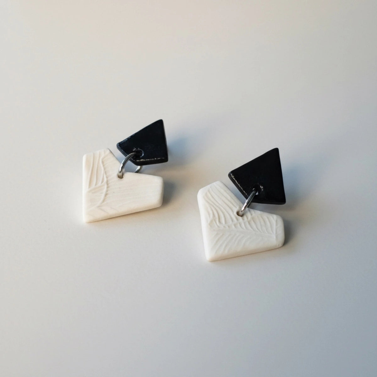 boucles d'oreilles au design graphique noir et blanc