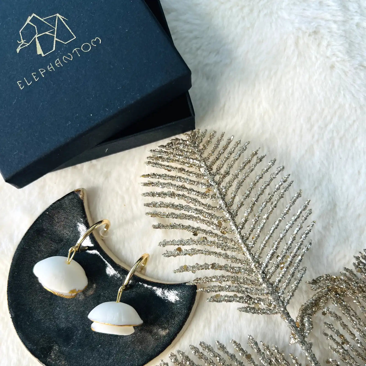 boucles d'oreilles blanches et dorées au design floral