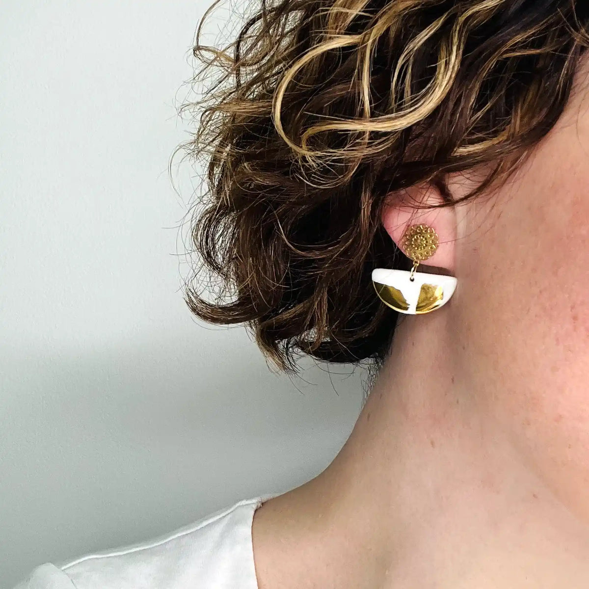 boucles d'oreilles mandala blanches et dorées au design graphique