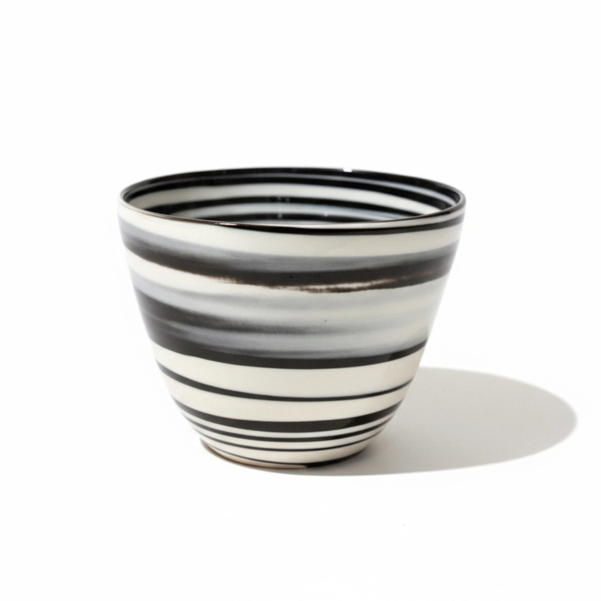 cache-pot noir et blanc en porcelaine
