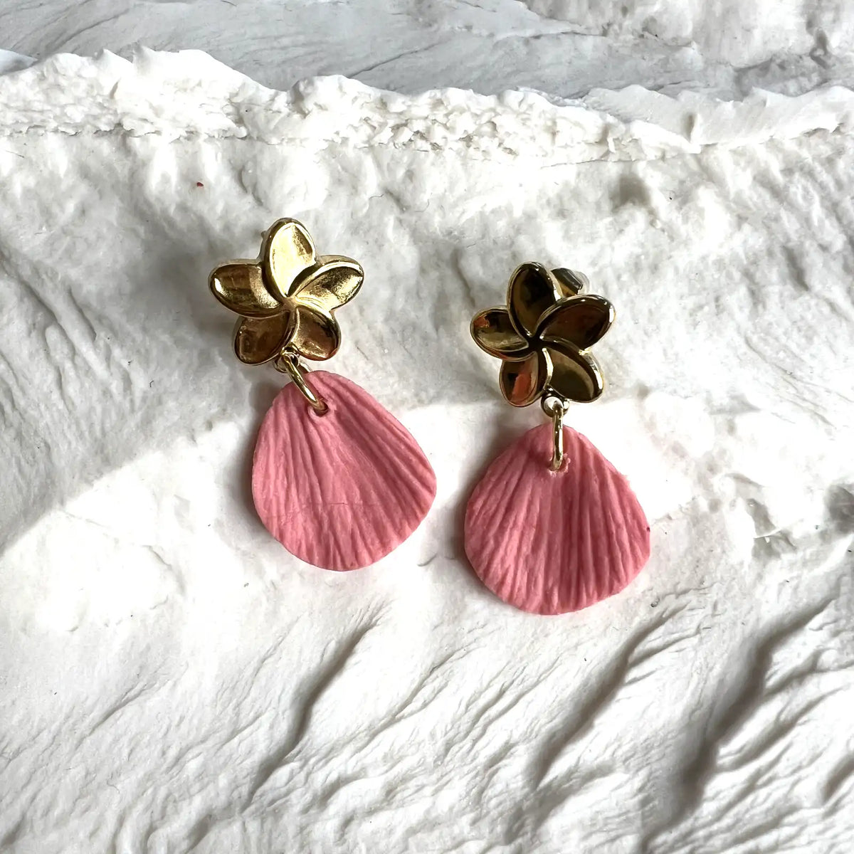 boucles d'oreilles fleur de frangipane et pétale rose