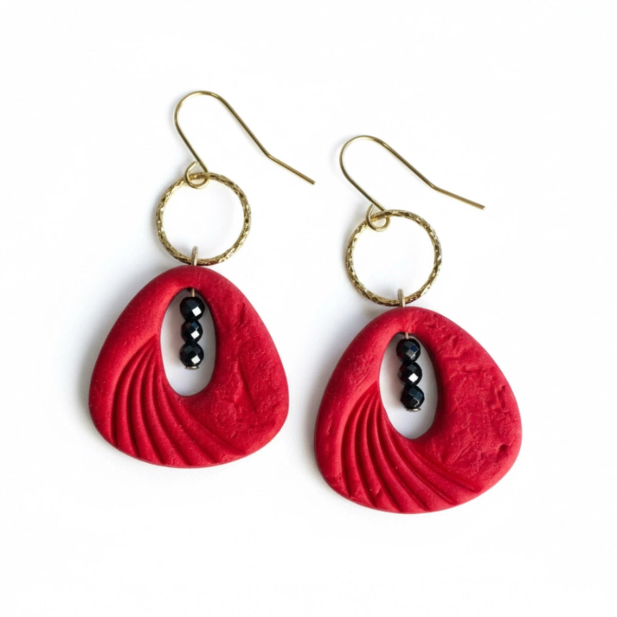 boucles d'oreilles rouges décorées de de perles noires