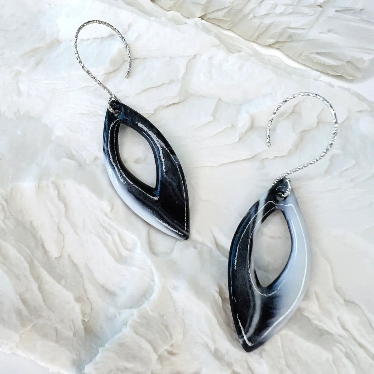 boucles d'oreilles pendantes marbrées en noir et blanc
