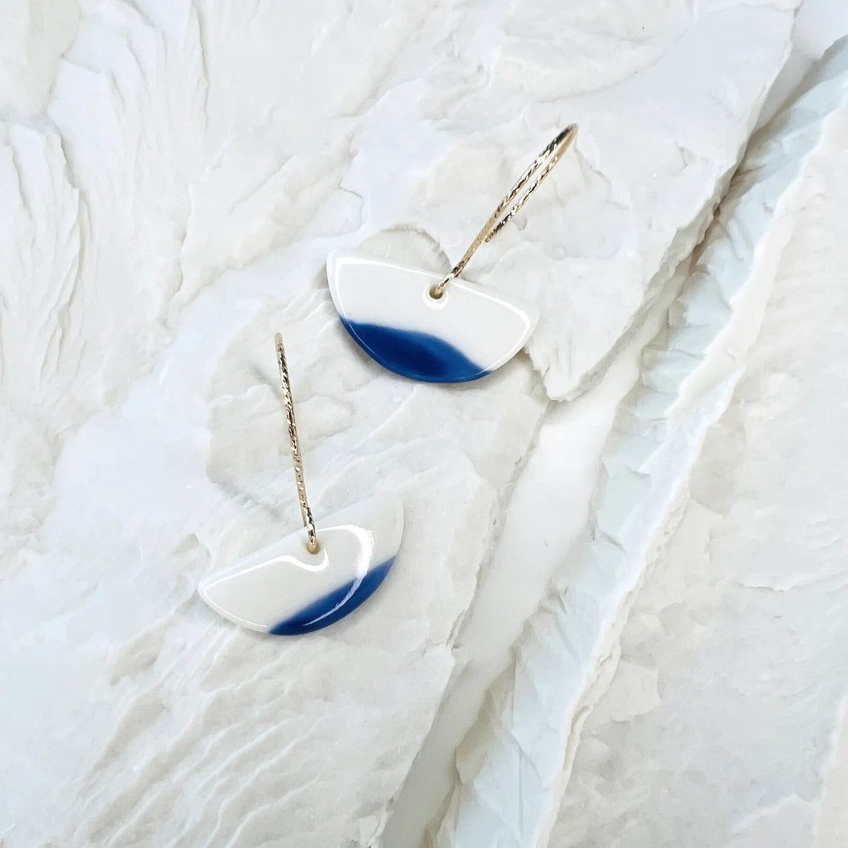 crochets d'oreilles design graphique bleu