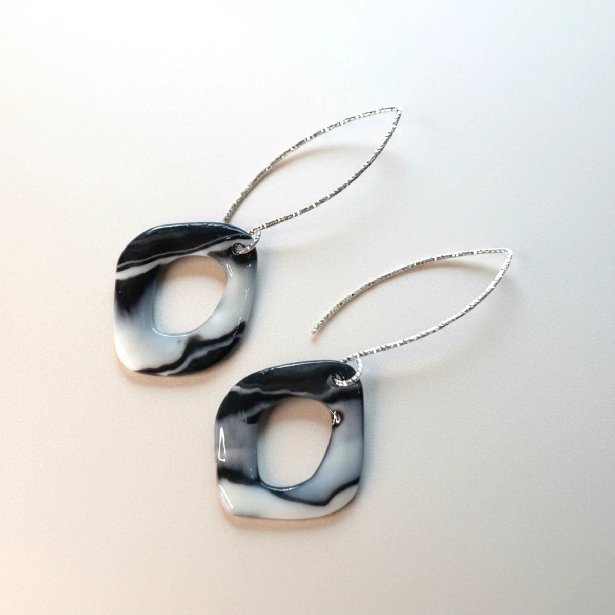boucles d'oreilles pendantes noir et blanc