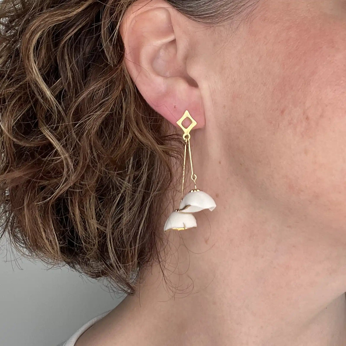boucles d'oreilles pendantes fleurs blanches et dorées