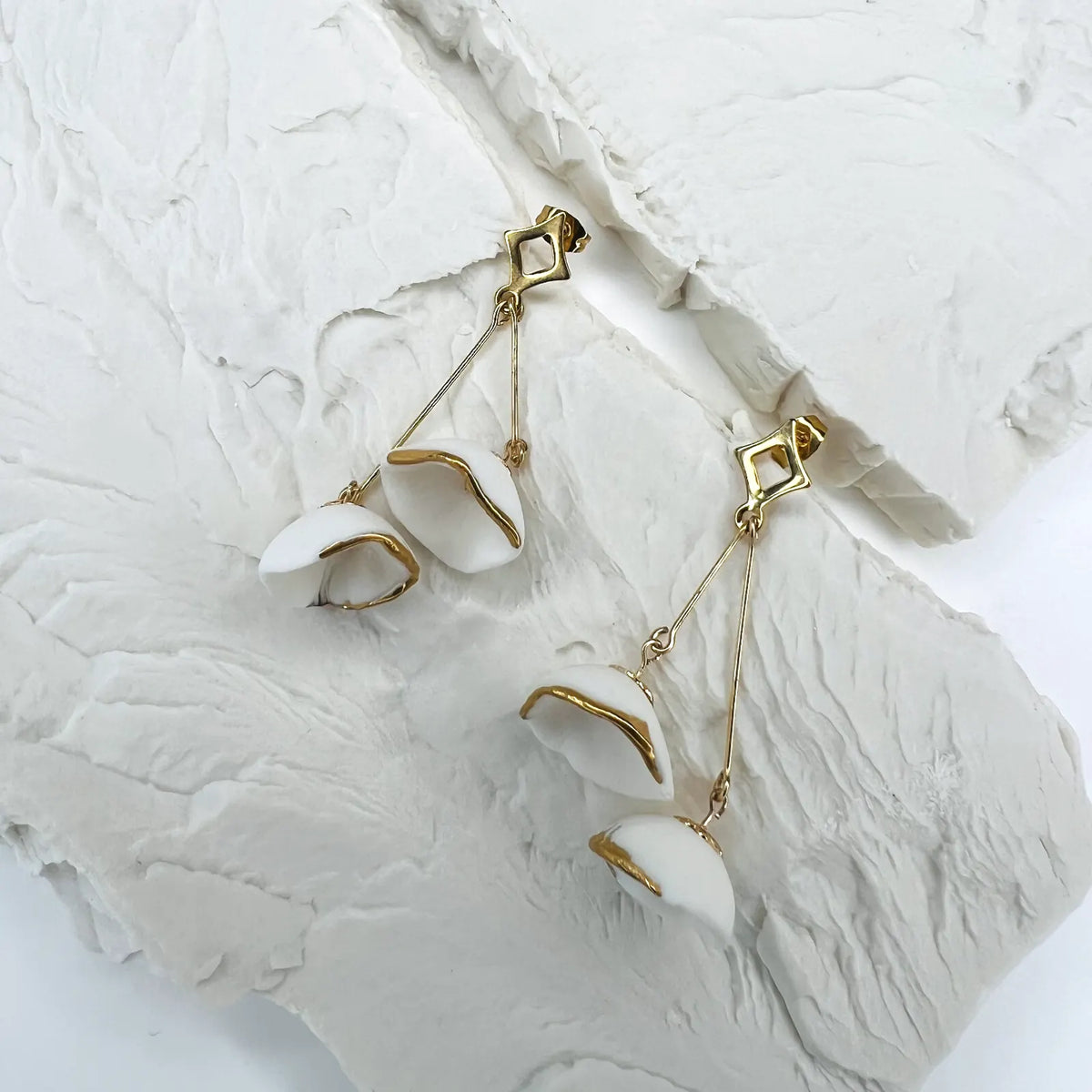 boucles d'oreilles pendantes fleurs blanches et dorées