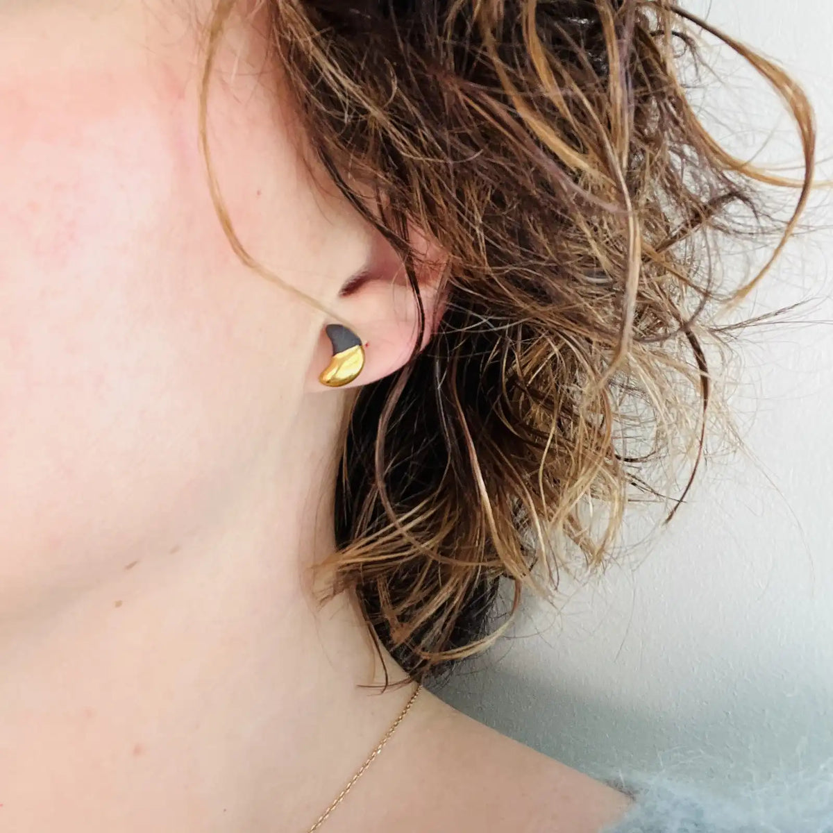 puces d'oreilles lunes noires et dorées