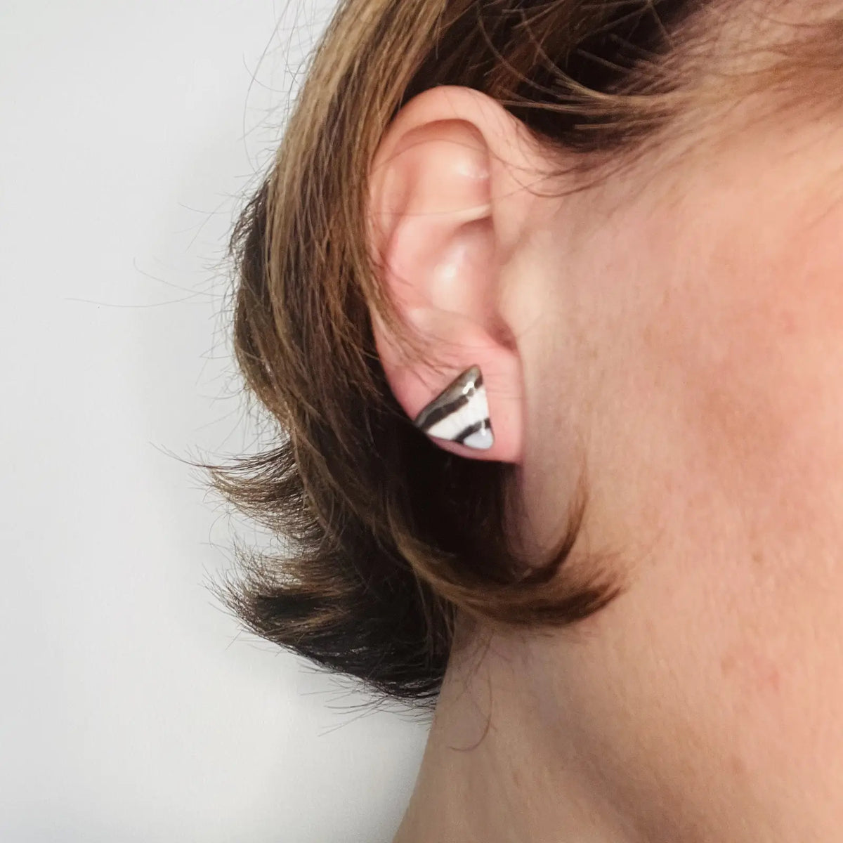 puces d'oreilles noires, blanches et argentées de forme triangulaire