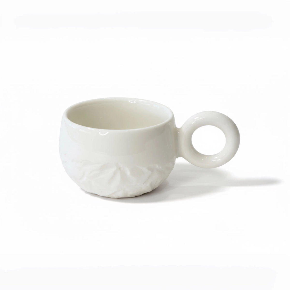 tasse blanche en porcelaine est texturée d'une montagne