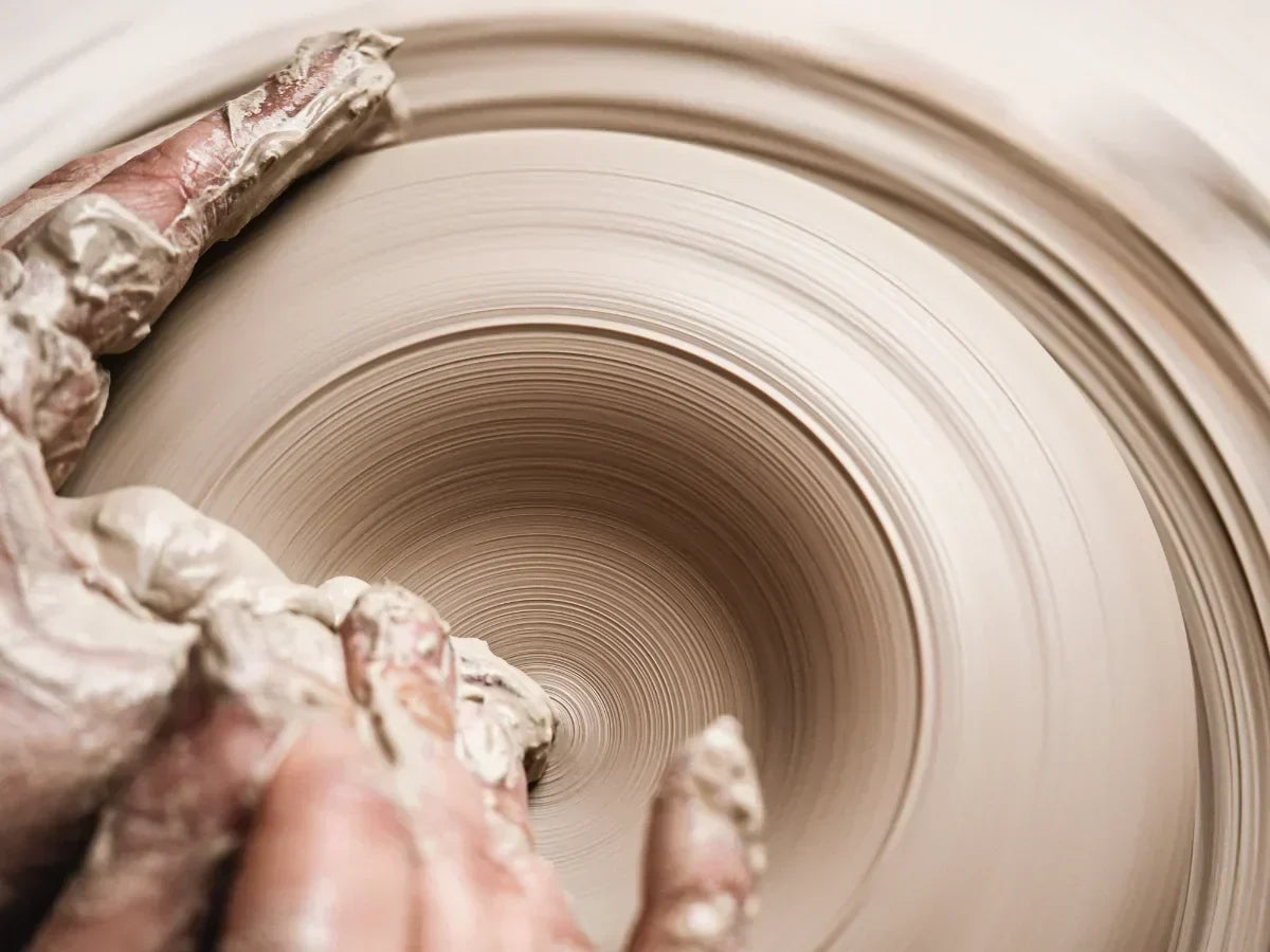 main sur tour potier apprentissage poterie