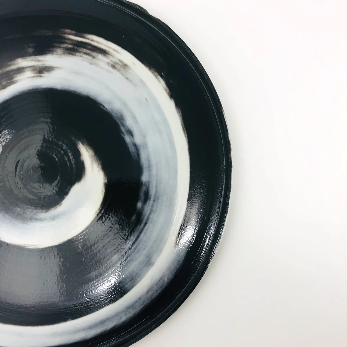 Assiette noir et blanc de la collection Cyclone, vue de dessus