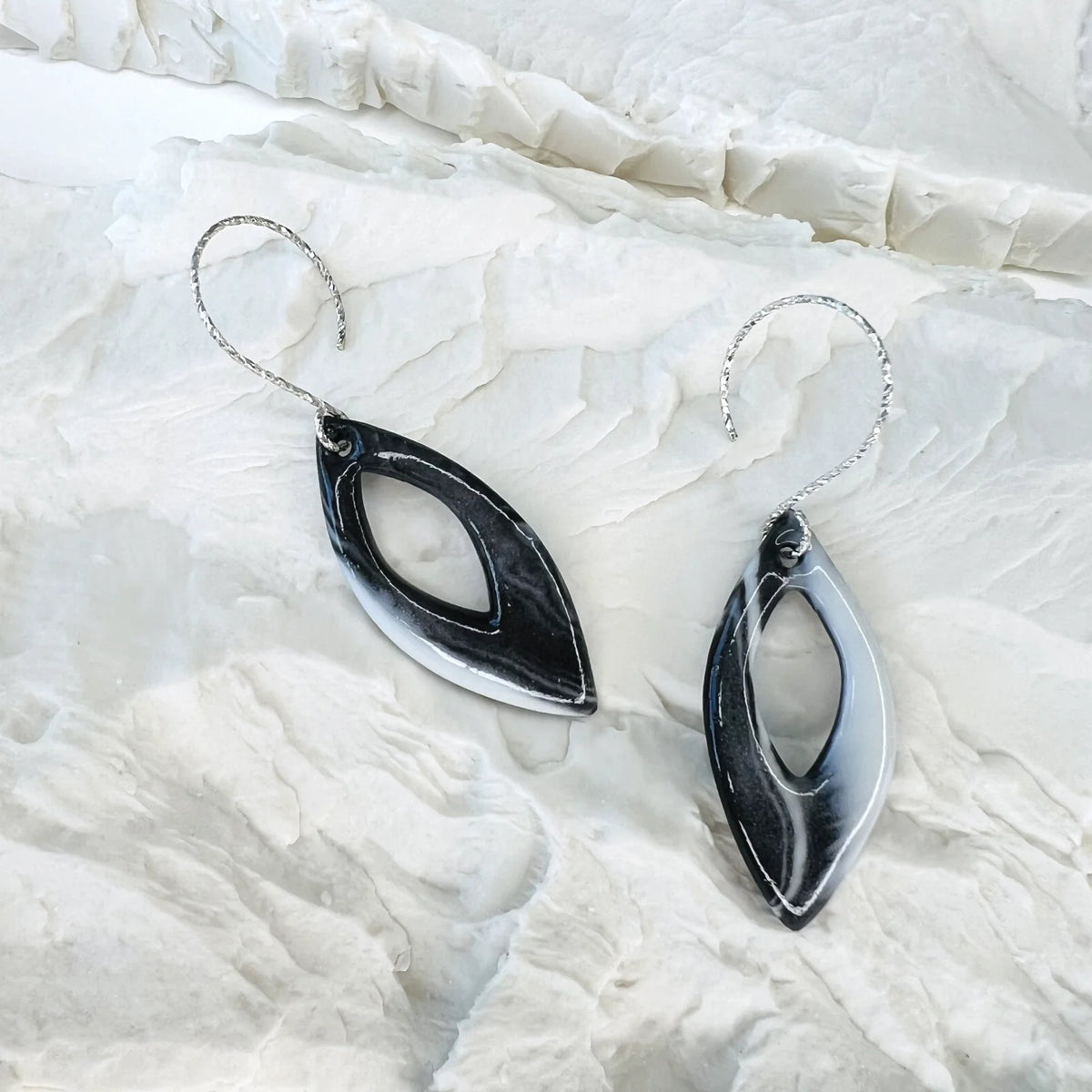 Boucles d'oreilles en porcelaine noir et blanc, collection Clair obscur