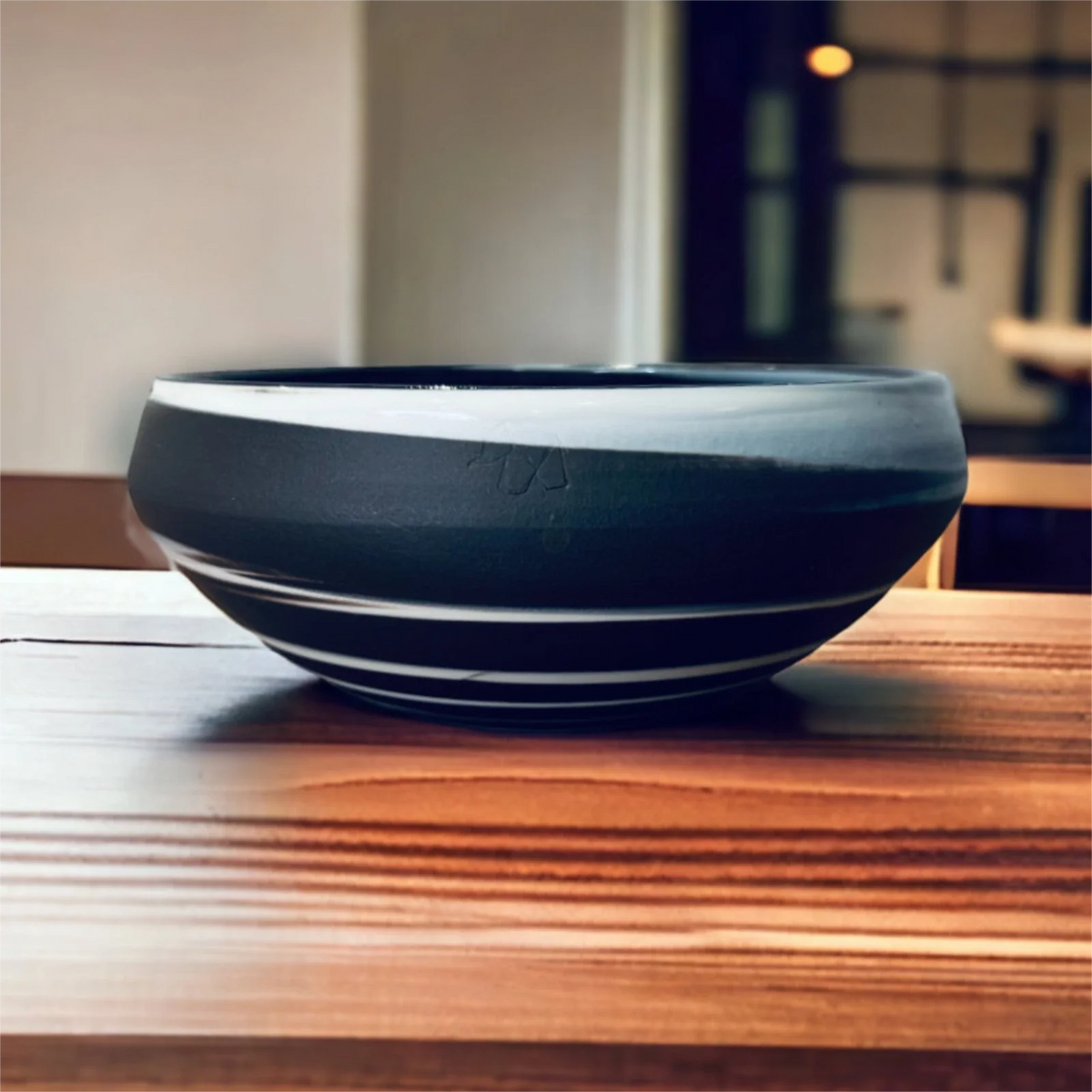 Saladier noir et blanc en porcelaine, collection Cyclone