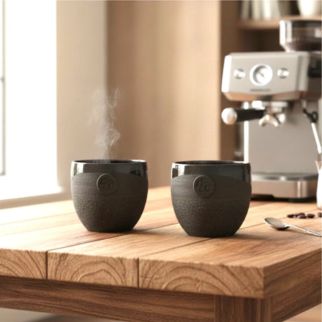 Deux tasses grises texturées de la collection Rock