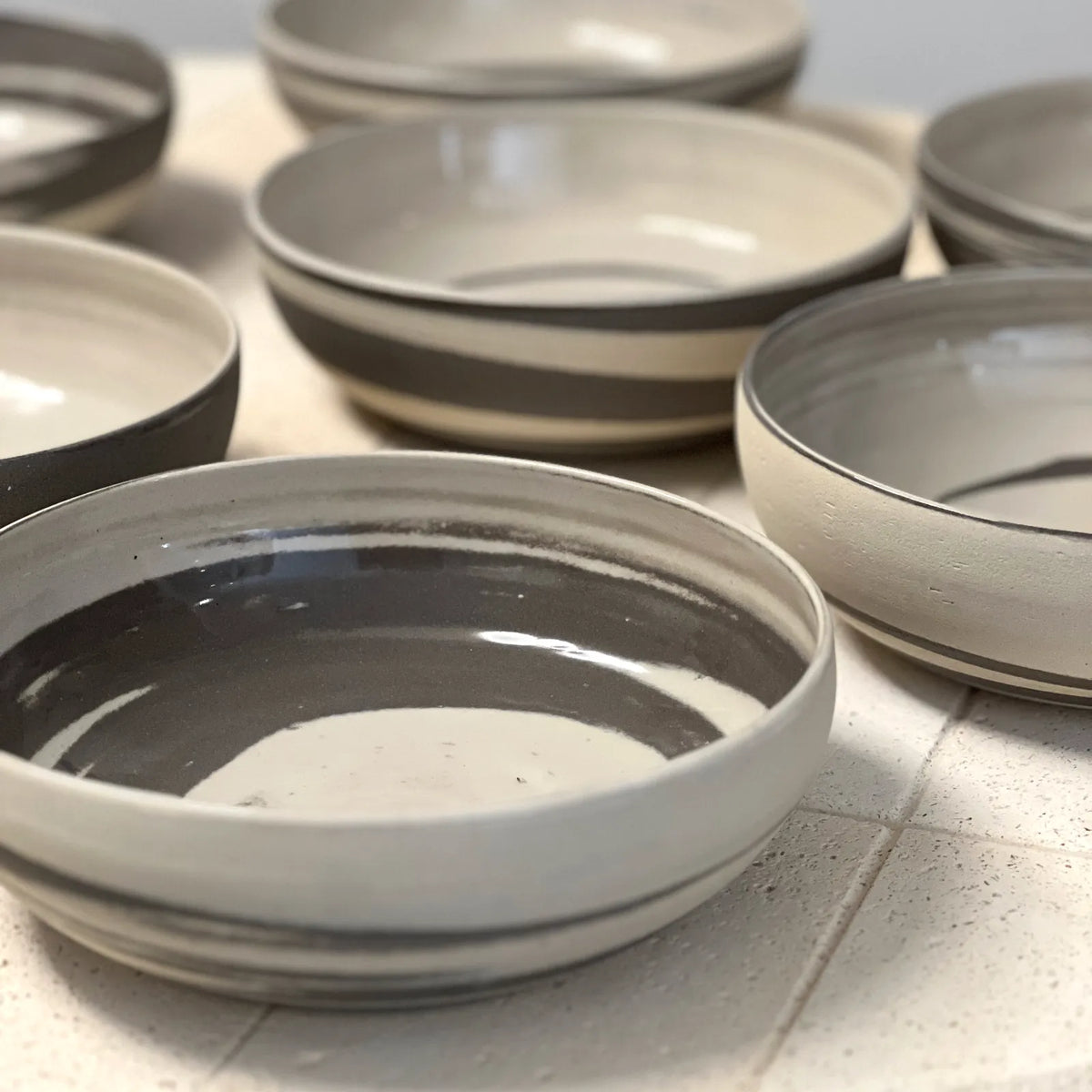 Assiettes profondes gris et crème en grès mêlés, collection Diversité