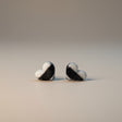 puces d'oreilles petit coeur en noir et blanc
