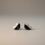 puces d'oreilles petit coeur en noir et blanc