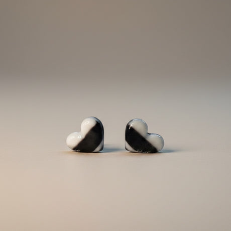 puces d'oreilles petit coeur en noir et blanc