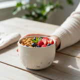 bol blanc en porcelaine texturé à la main et orné d'inclusions de platine