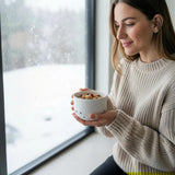 femme prenant son petit déjeuner dans un bol blanc en porcelaine texturé à la main