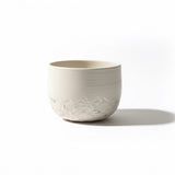 bol blanc en porcelaine texturé à la main et orné d'inclusions de platine