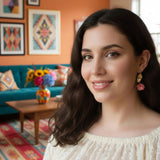 femme portant des boucles d'oreilles roses en forme de fleur 