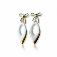 boucles d'oreilles pendantes blanches et dorées avec noeuds