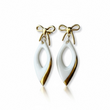 boucles d'oreilles pendantes blanches et dorées avec noeuds
