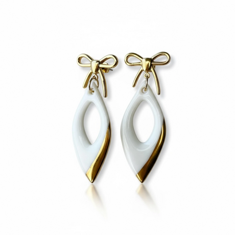 boucles d'oreilles pendantes blanches et dorées avec noeuds
