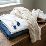 ensemble de vêtements pour un look moderne avec femme portant des des boucles d'oreilles bleues en forme de fleur 
