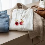 look du jour avec des boucles d'oreilles fleurs rouges