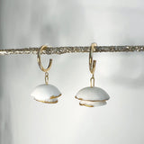 boucles d'oreilles blanches et dorées au design floral 