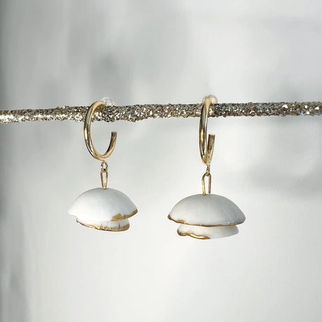 boucles d'oreilles blanches et dorées au design floral 