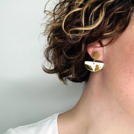 boucles d'oreilles mandala blanches et dorées au design graphique 
