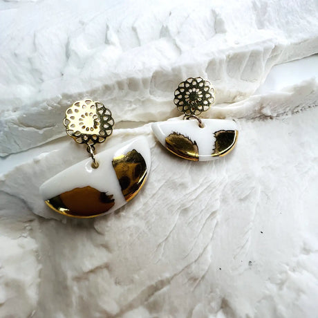 boucles d'oreilles mandala blanches et dorées au design graphique 