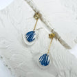 boucles d'oreilles pendantes avec pétales zébrés bleu et blanc