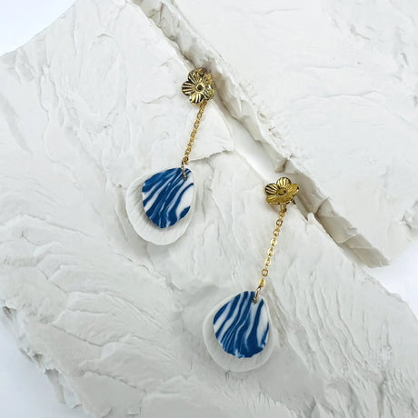 boucles d'oreilles pendantes avec pétales zébrés bleu et blanc