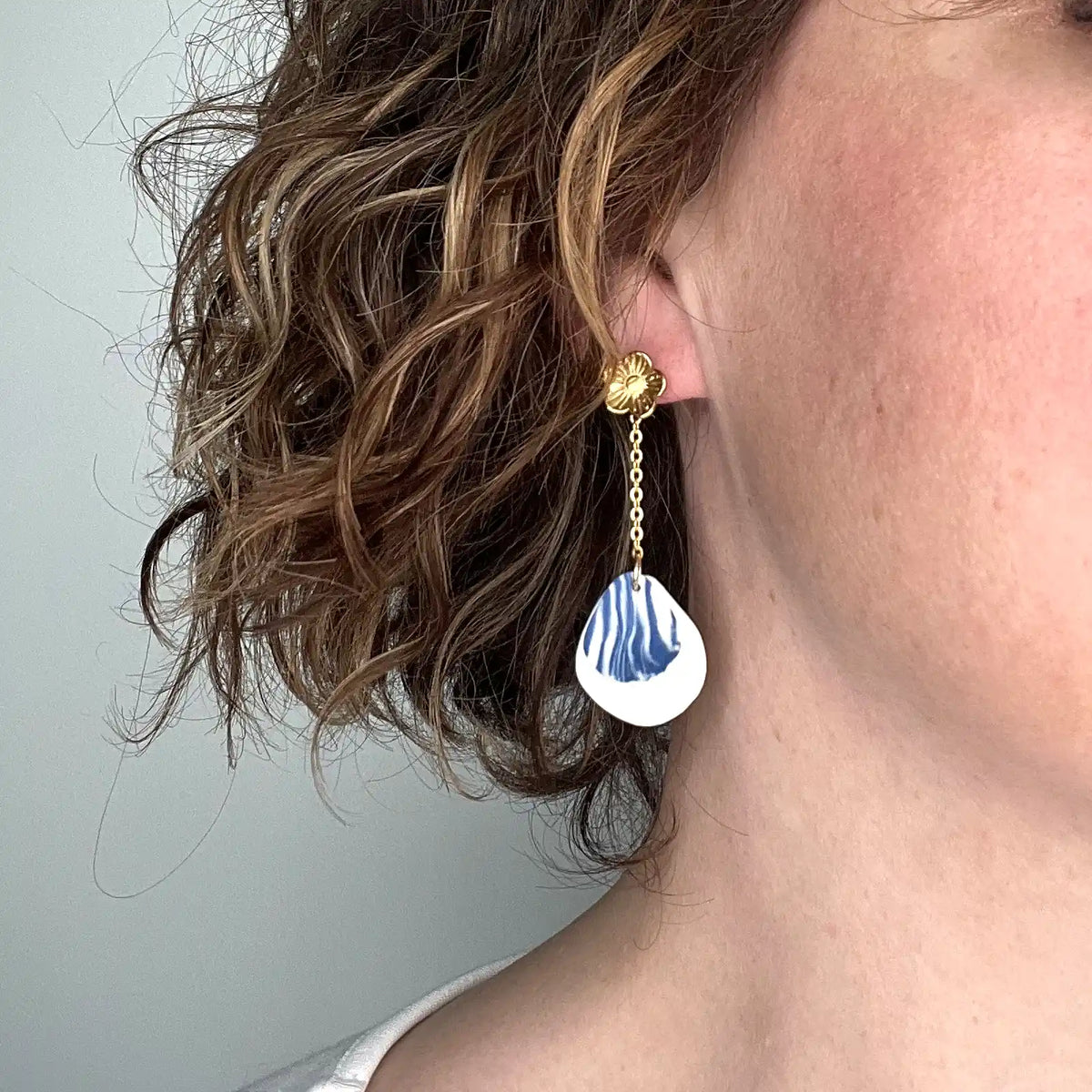 boucles d'oreilles pendantes avec pétales zébrés bleus et blancs