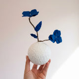 vase mural texturé et ses fleurs bleues en porcelaine