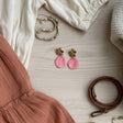 vêtements et boucles d'oreilles fleur de frangipane et pétale rose 