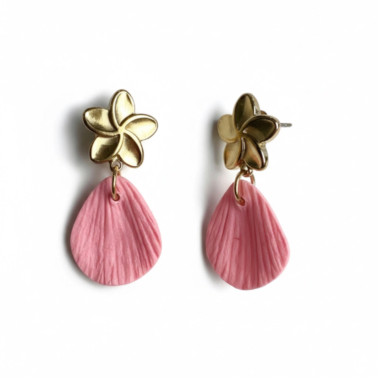 boucles d'oreilles fleur de frangipane et pétale rose