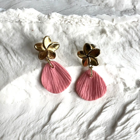 boucles d'oreilles fleur de frangipane et pétale rose