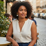 femme potant des boucles d'oreilles fleurs