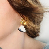 femme potant des boucles d'oreilles fleurs