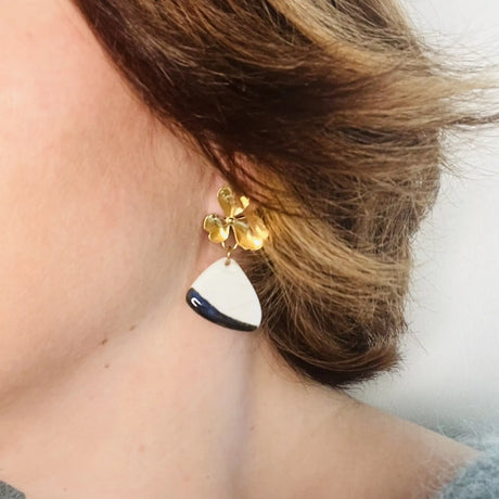 femme potant des boucles d'oreilles fleurs