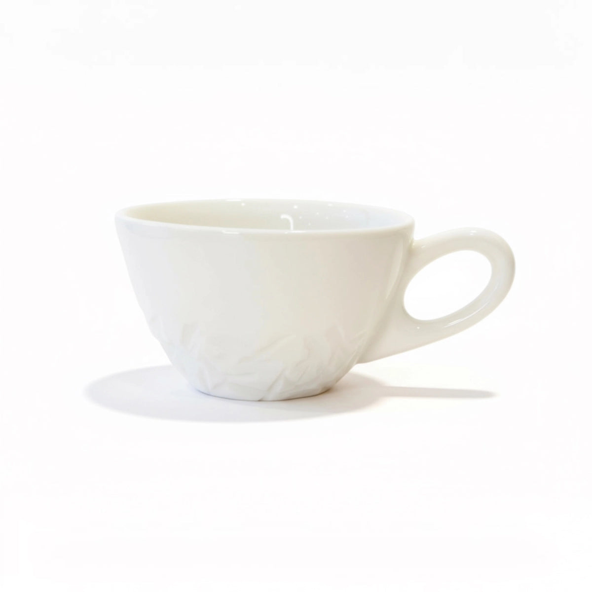 tasse blanche en porcelaine est texturée d'une montagne